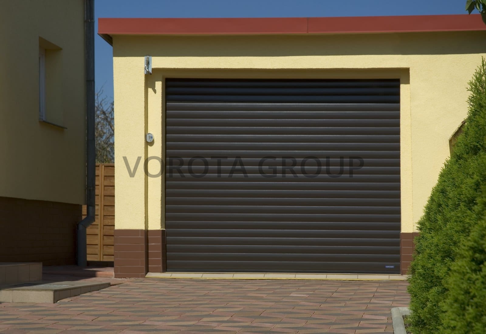 Рулонные ворота для гаража Doorhan темно-коричневые 3200x3100
