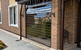 Прозрачные рольставни на узкий боковой проем террасы